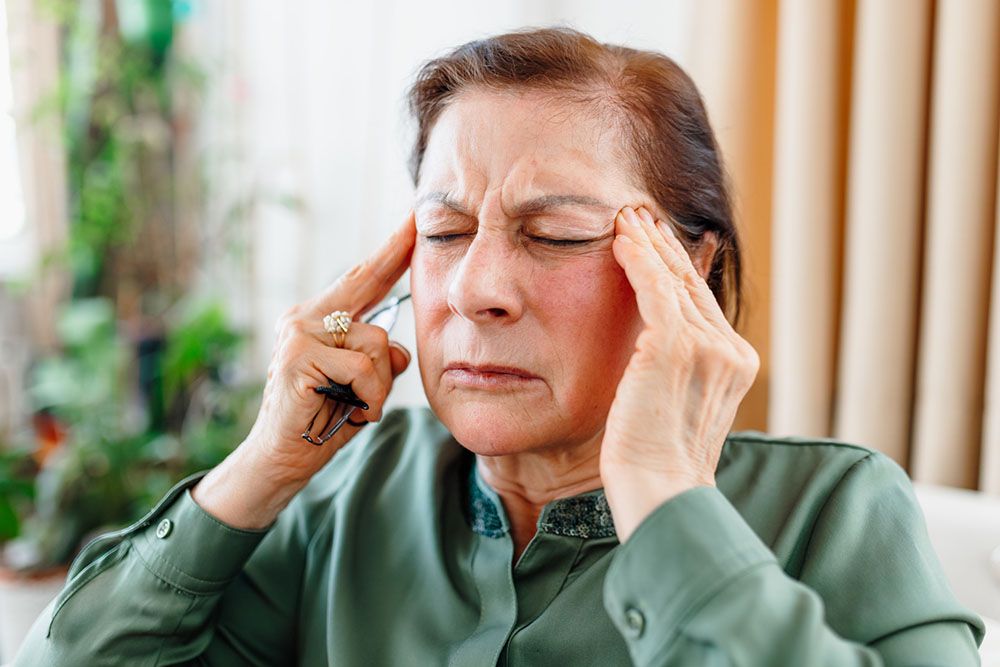 Mujer que sufre de dolor crónico;  migraña.