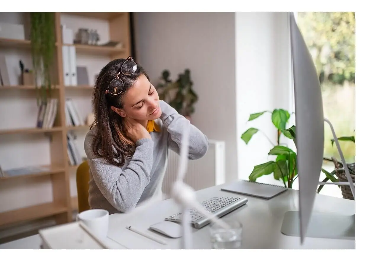 business woman at the desk with neck pain